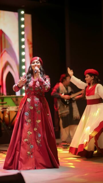 Ek awaaz… jo dilon mein bas gayi ❤️
Harshdeep Kaur ne Punjabi Icon Awards 2026 ki raat ko bana diya unforgettable 🎶

Yeh sirf performance nahi tha… ek ehsaas tha 💫

#HarshdeepKaur #PunjabiIconAwards2026 #LivePerformance #SufiMagic #EventHighlights BaisakhiDiRaat MumbaiEvents